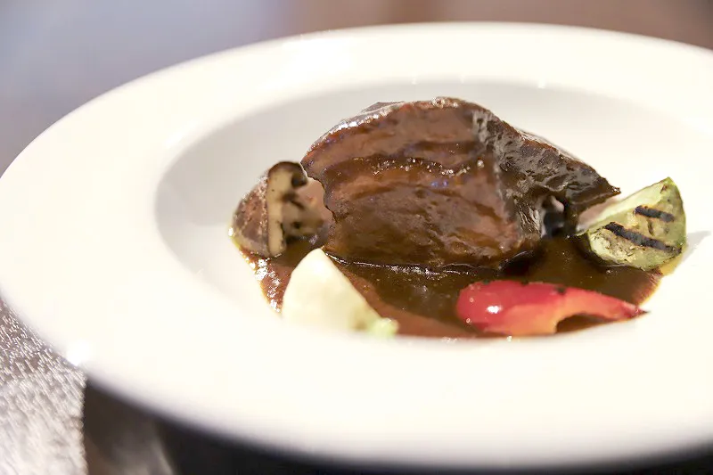 牛肉の赤ワイン煮込み